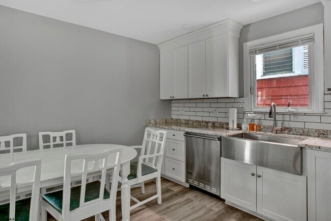 Building Photo - 13 N Victoria Ave