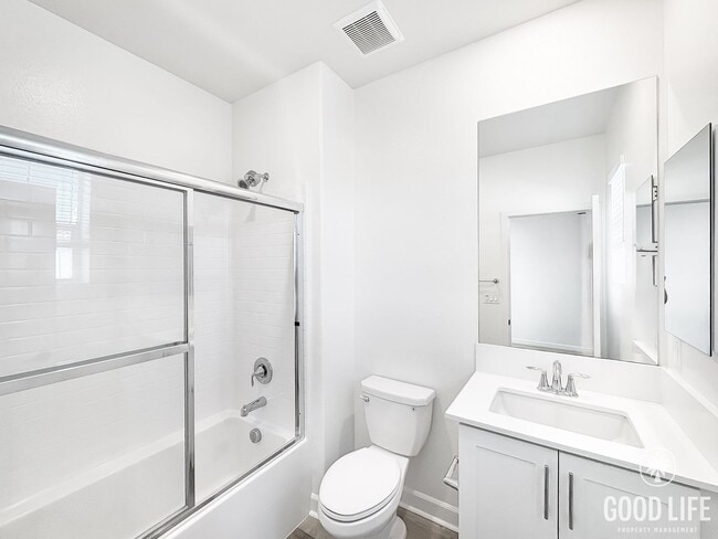Building Photo - Stunning 3B/3BA Townhome in Oceanside!