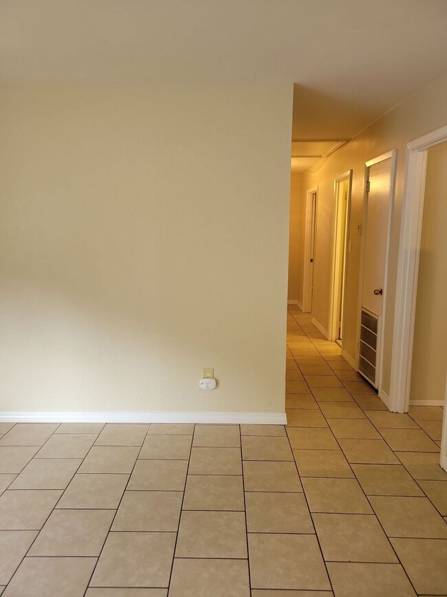 Building Photo - 3 BD 1.5 BA Ocean Springs Rental in the Go...