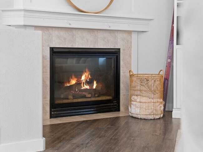 Building Photo - Bright & Comfortable 3 Bedroom Home (Furnished)