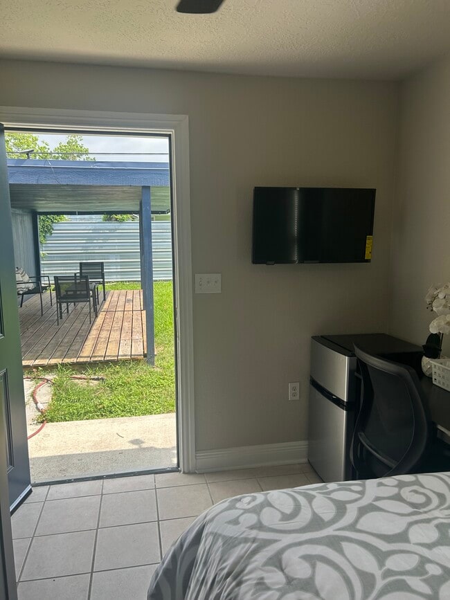 Building Photo - 523 Cresline St