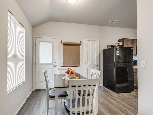 Building Photo - 823 Highgarden Cir