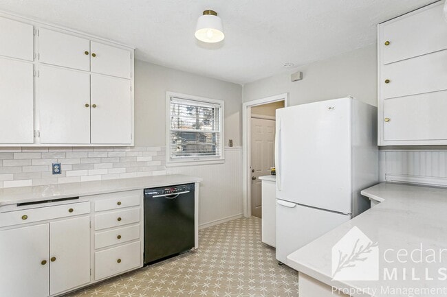 Building Photo - College Hill Gem!