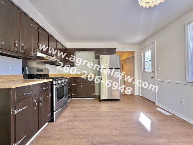 Building Photo - 3 Bedroom House