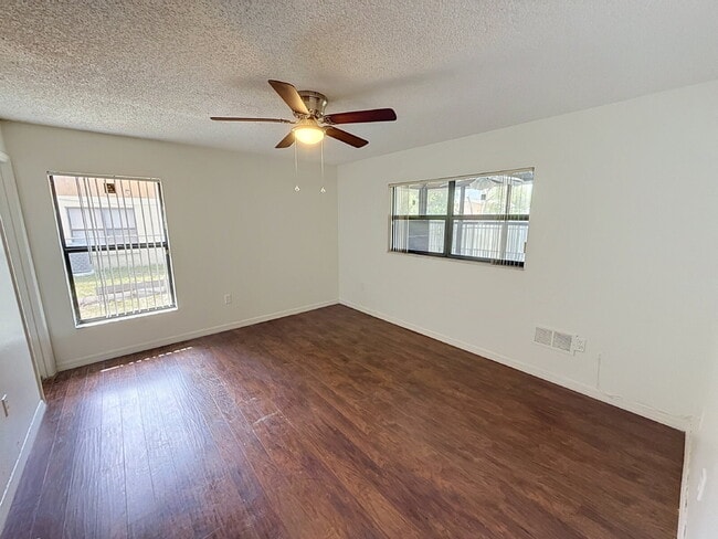 Building Photo - 3 bedroom, pet friendly home!