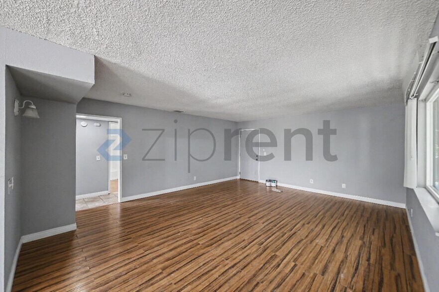 Building Photo - Unit D