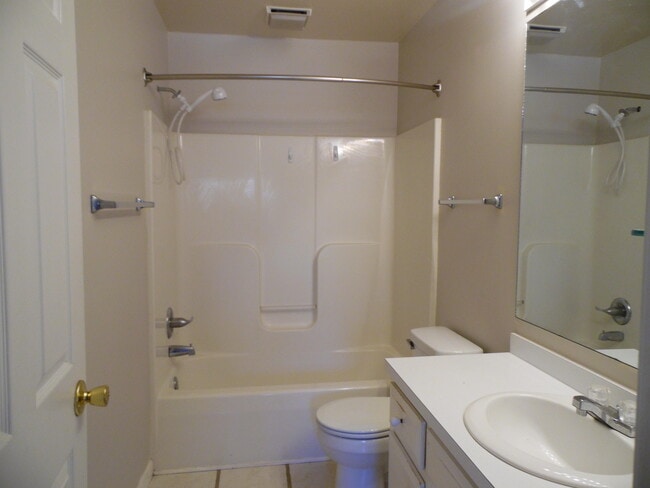 Building Photo - 317 Bainbridge Dr