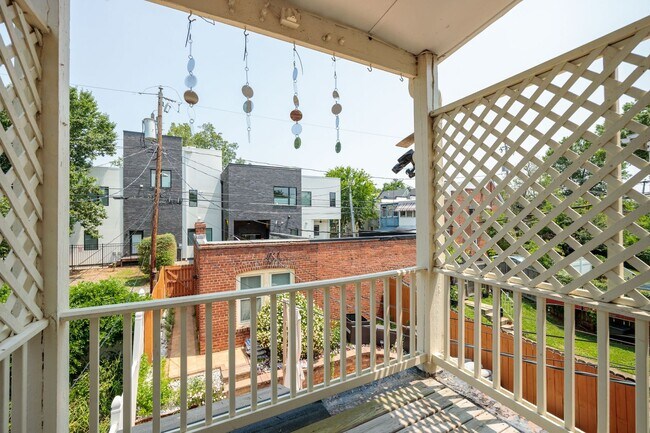 Building Photo - Beautiful Renovated 3 Bedroom 2.5 Bath off...