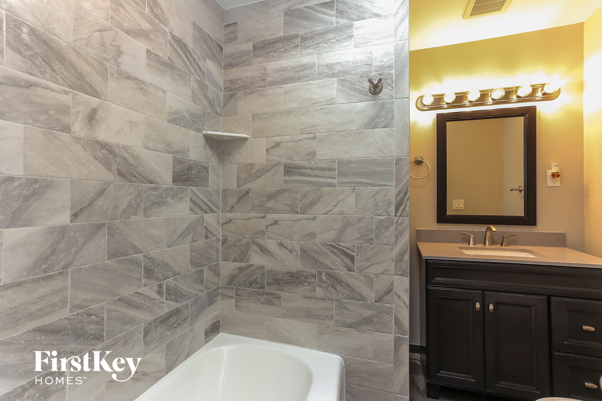 Building Photo - 2517 Columbine Dr N