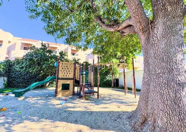 Building Photo - COMPLETELY UPDATED TWO BEDROOM APARTMENT IN TARZANA!