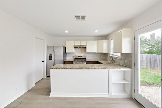 Building Photo - 184 Unity