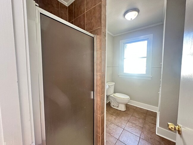 Building Photo - Super cute and close to Querbes Park....