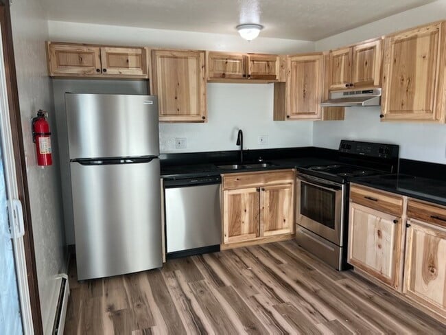 Building Photo - 1324 Balsam Ave