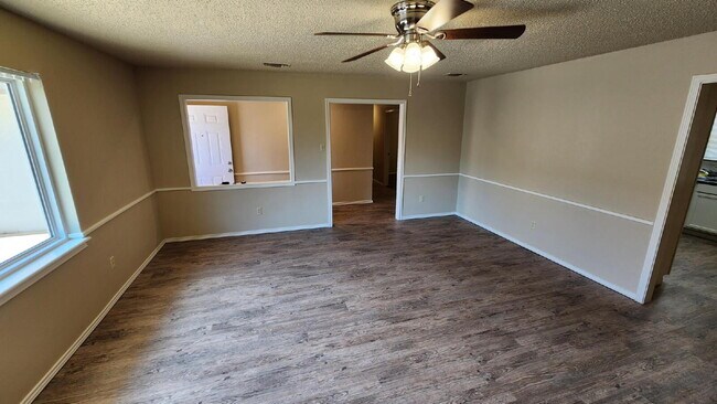 Building Photo - Half off first full month's rent/Southwest...