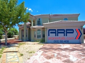 Building Photo - SPACIOUS AND ELEGANT EASTSIDE HOME