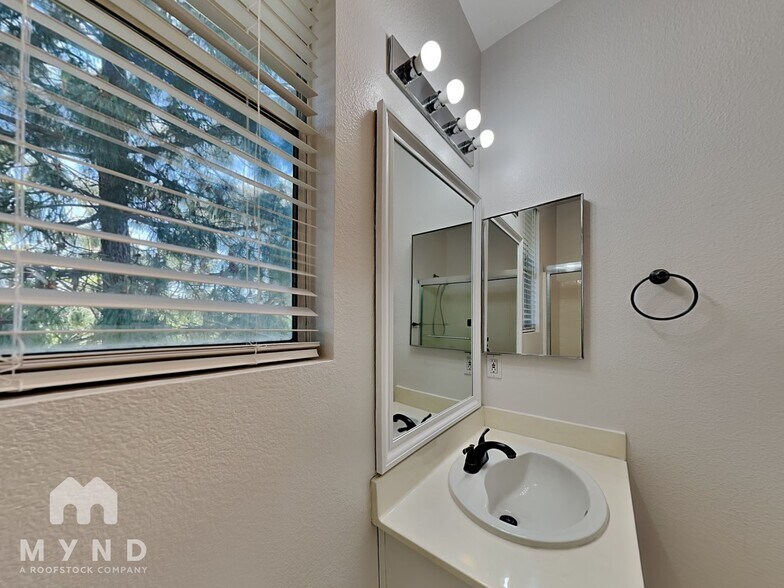 Building Photo - 1058 Niguel Ln