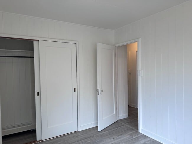 Building Photo - 2 Bed/1 Bath/ 1 Parking w/ Split A/C unit