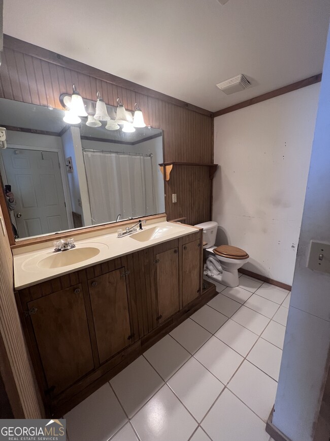 Building Photo - 844 Shorewood Cir
