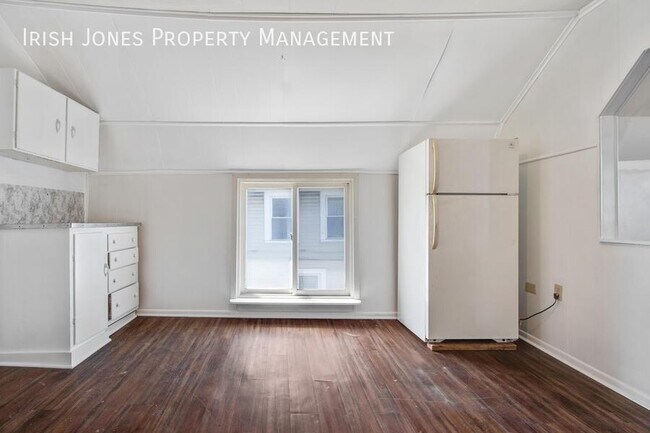 Building Photo - 215 Thompson St