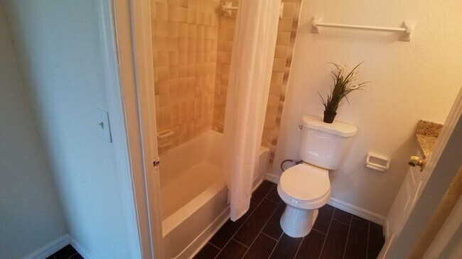 Building Photo - Beautiful Remodeled First Floor 2/2 Condo ...