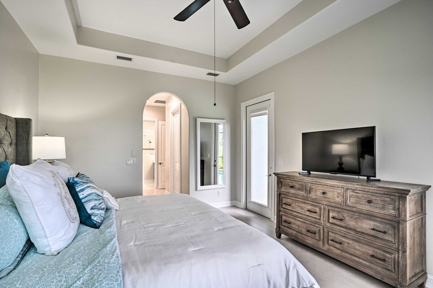 Building Photo - 6096 Dogleg Dr