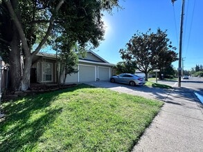 Building Photo - 1000-1002 Bell Street