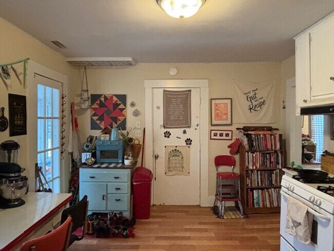 Building Photo - 2739 Buchanan St NE