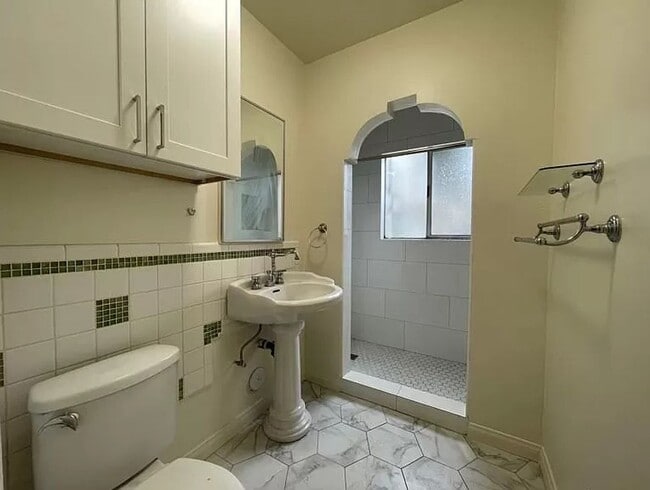 Building Photo - Amazing 1 Bedroom Cottage in the Heart of University Heights