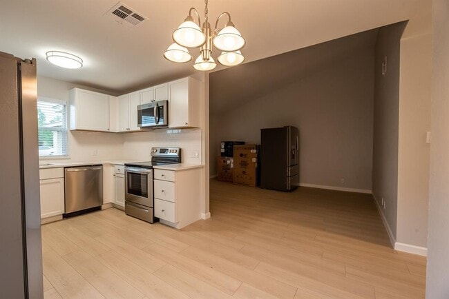 Building Photo - 8708 Pineridge Dr