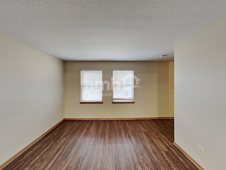 Building Photo - 875 Maher Dr