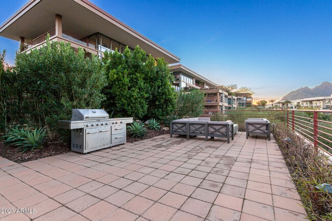 Building Photo - 7161 E Rancho Vista Dr