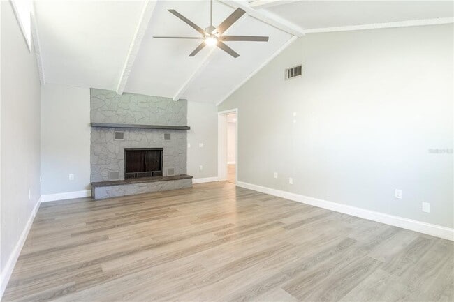 Building Photo - 2021 Valley Dr