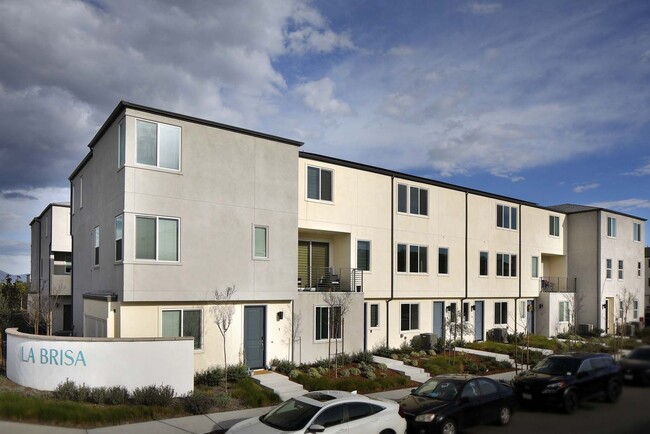 Building Photo - OTAY MESA !!!TRI LEVEL PERFECTION 2 BED/2....