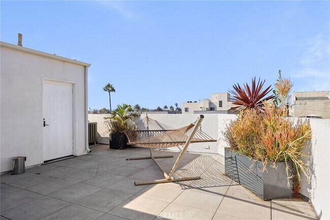 Building Photo - 2432 Penmar Ave