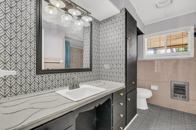 Building Photo - 2 bed/1 bath apartment