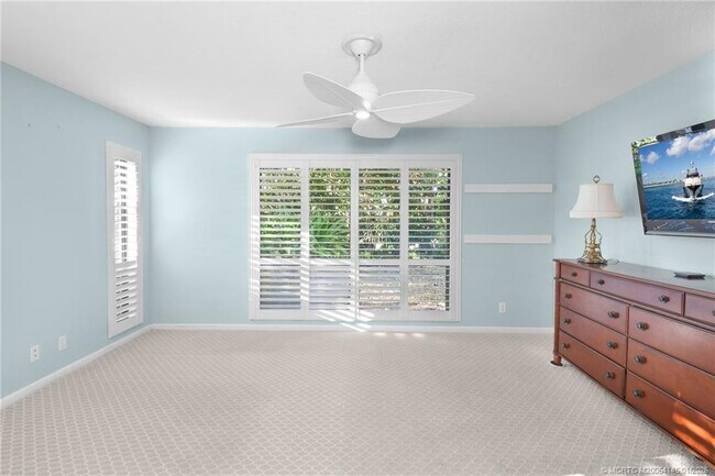 Building Photo - 2225 SW Creekside Dr