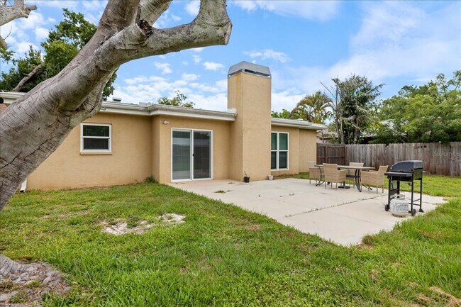 Building Photo - 818 Plum Tree Ln
