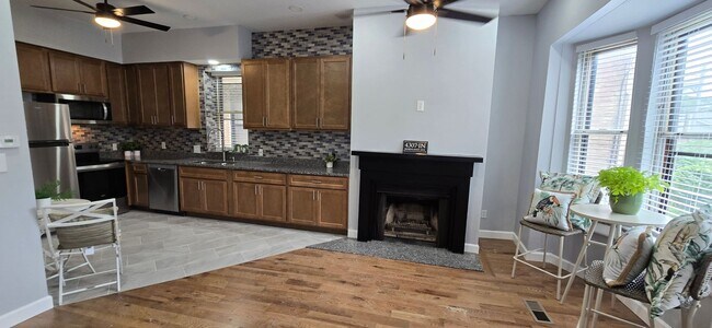Building Photo - Beautifully Rehabbed Condo with Charm-Pool...