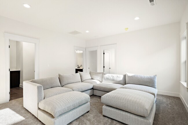 Building Photo - 2440 W Iron Coop St