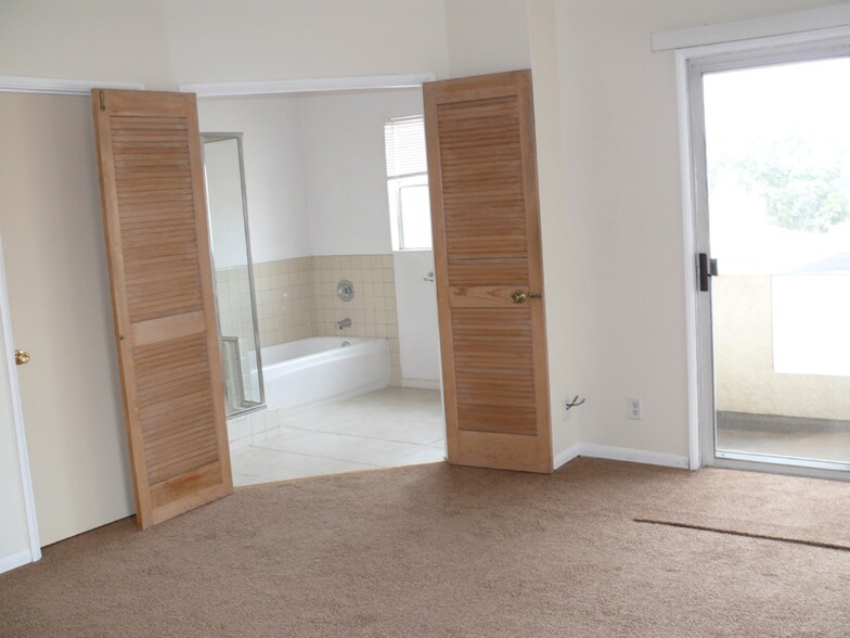 Master Bath - 433 E Ave