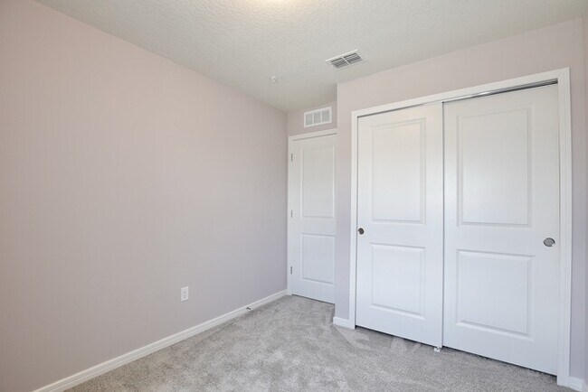 Building Photo - Beautiful 3/2.5 Modern Townhome with a Pri...