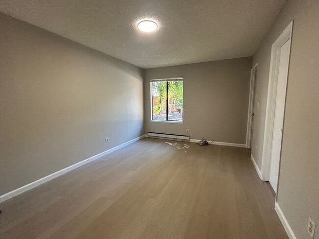 Building Photo - Nice 3br/1.5ba Town Home. Great school. Wa...