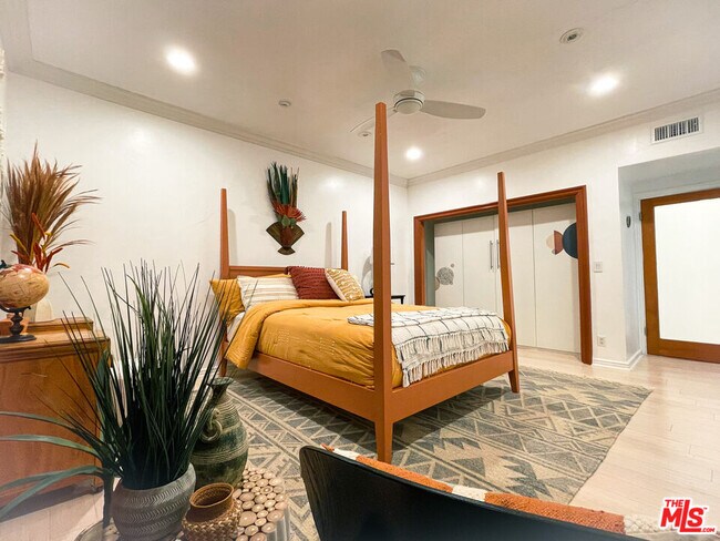 Building Photo - 3215 Ocean Front Walk