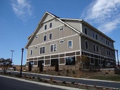 Building Photo - 2 Monticello Village Dr