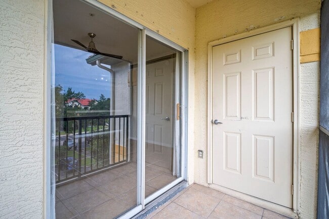 Building Photo - Stunning 2-bedroom, 2-bathroom, Gated comm...