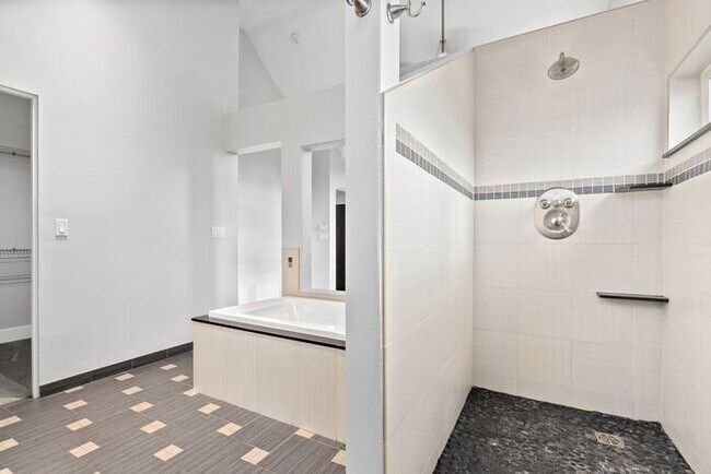 Building Photo - Luxurious Air-Conditioned Leschi View Townhome