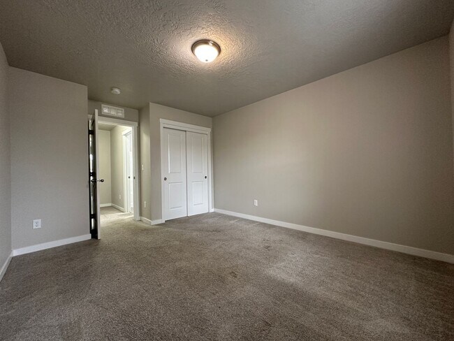 Building Photo - 3bed, 2bath, 1452sq.ft. 2-car garage home ...