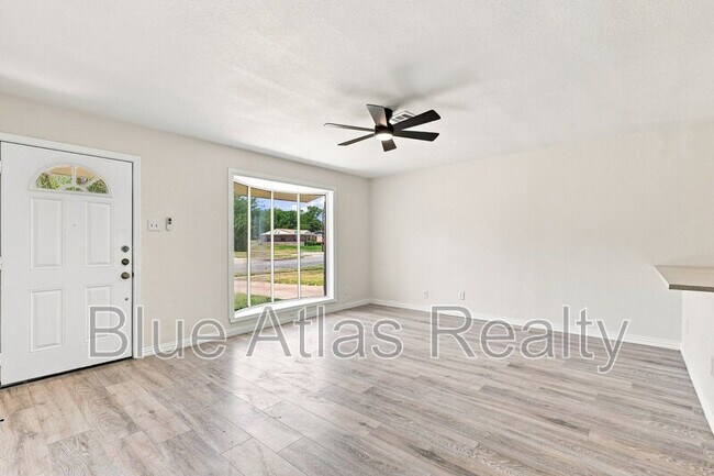 Building Photo - 6008 Golden Gate Dr