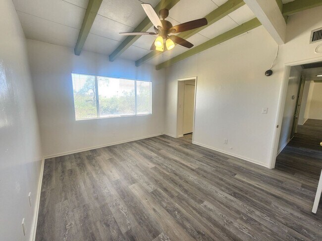 Building Photo - Newly Remodeled Large 3 Bedroom 2 Bath Home