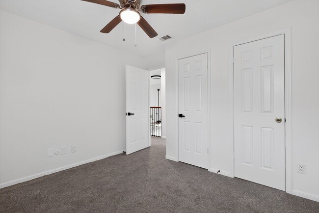 Building Photo - 417 W Hillary Cir